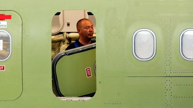 В Таиланде мужчина во время полета пытался выйти из самолета