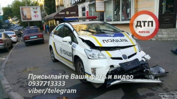 В центре Киева столкнулись патрульный Prius и такси: четверо пострадавших (фото)