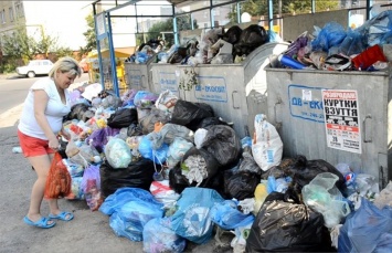 В некоторых районах Львова неделю не вывозится мусор - возчики не справляются с объемом