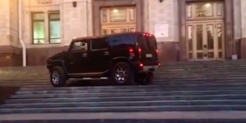 Полиция проверяет ролик с Hummer, катающимся по ступеням высотки МГУ
