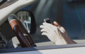 Великобритания в два раза увеличит штраф любителям поговорить по телефону за рулем