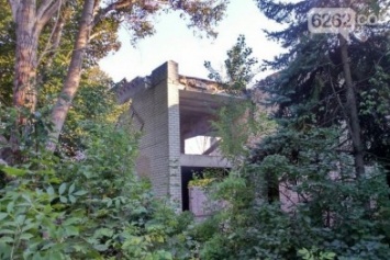 В Славянске среди многоэтажек спряталось разрушенное здание