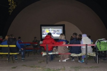 В Славянске в парке "Шелковичный" успешно запущен новый кинотеатр под открытым небом
