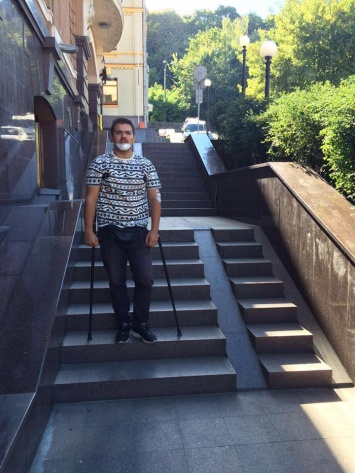 По Киеву на костылях: Активист устроил городу тест-драйв