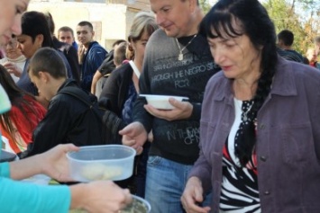 Павлоградские активисты накормили земляков не солдатской, а волонтерской кашей
