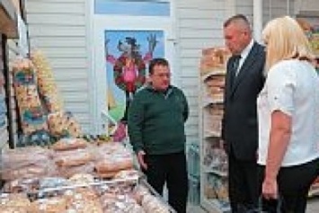 В трех магазинах Бердянска появились социальные уголки для пожилых людей