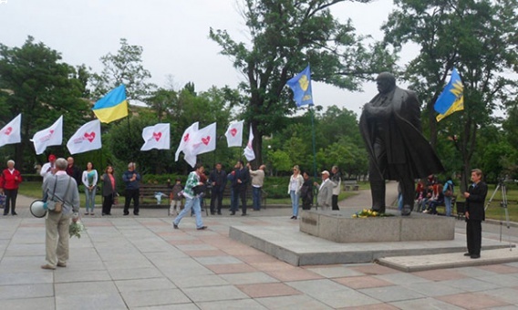 В Николаеве у памятника Шевченко и Чорновилу отметили День Конституции