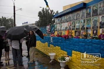 Дождливая погода помешала криворожанам собраться на вече ко Дню Конституции