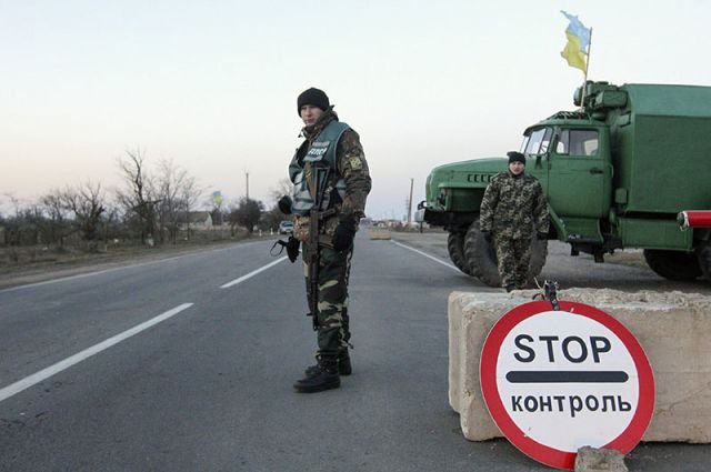 Украина открыла границу с Крымом для продуктов и товаров