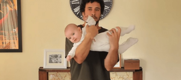 Сеть «взорвал» папа, который показывает, как держать ребенка (ВИДЕО)