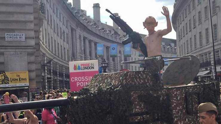 Голый «Путин» разъезжал по улицам Лондона на танке