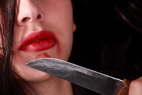 Житель Петербурга, приревновав свою сожительницу, ударил ее ножом