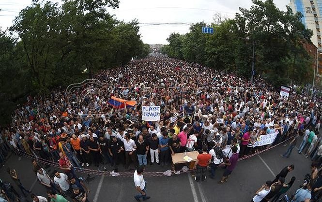 Протестующие в Ереване раскололись на два лагеря