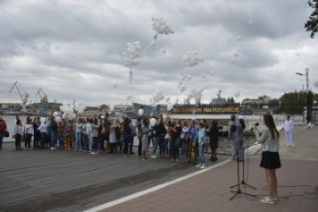 В Севастополе отметили Международный день мира запуская голубей