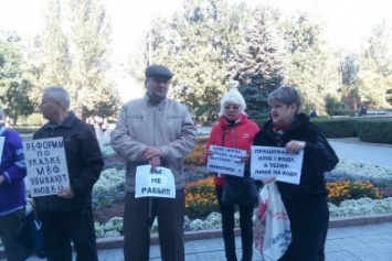 "Мы не рабы", - в Николаеве перед сессией облсовета горожане вышли на "тарифный" митинг (ФОТО)