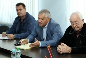 Мэр Одессы посетил нефтеперерабатывающие предприятия в районе Пересыпи. Фото