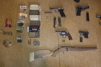 В мариупольской квартире нашли арсенал оружия и боеприпасов (ФОТО)
