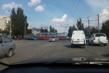 В Мариуполе столкнулись трамвай и грузовик (ФОТО)