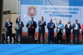 В Симферополе прошел митинг ко Дню герба и флага Крыма (ФОТО)