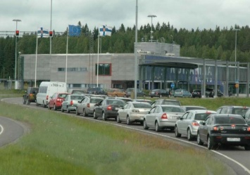 На границе с Финляндие в Торфяновке водители большегрузов по несколько часов ожидают пропуска