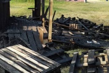 В Николаеве на пляже "Стрелка" сгорел деревянный дом (ФОТО)