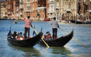 В Венеции гондолы вышли против лайнеров