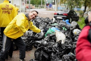 Аксенов пригрозил сменить всех, кто не справляется с уборкой мусора в Крыму