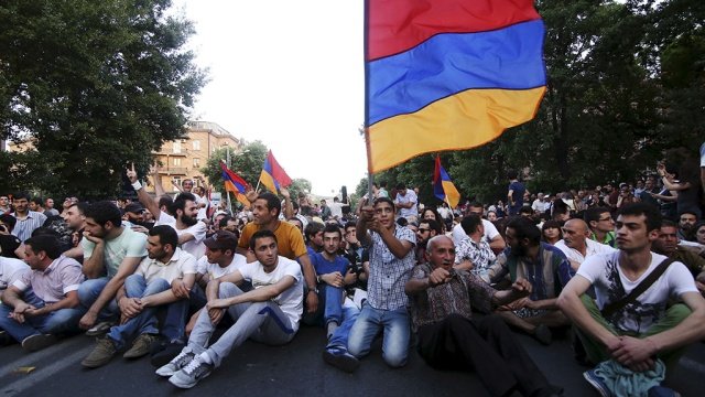 Активисты Еревана прекращают сидячую демонстрацию