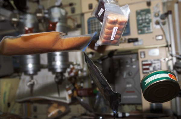 Космонавты из РФ и США на МКС будут делиться друг с другом едой