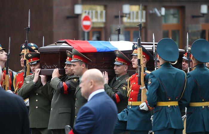 Примакова похоронили с воинскими почестями на Новодевичьем кладбище
