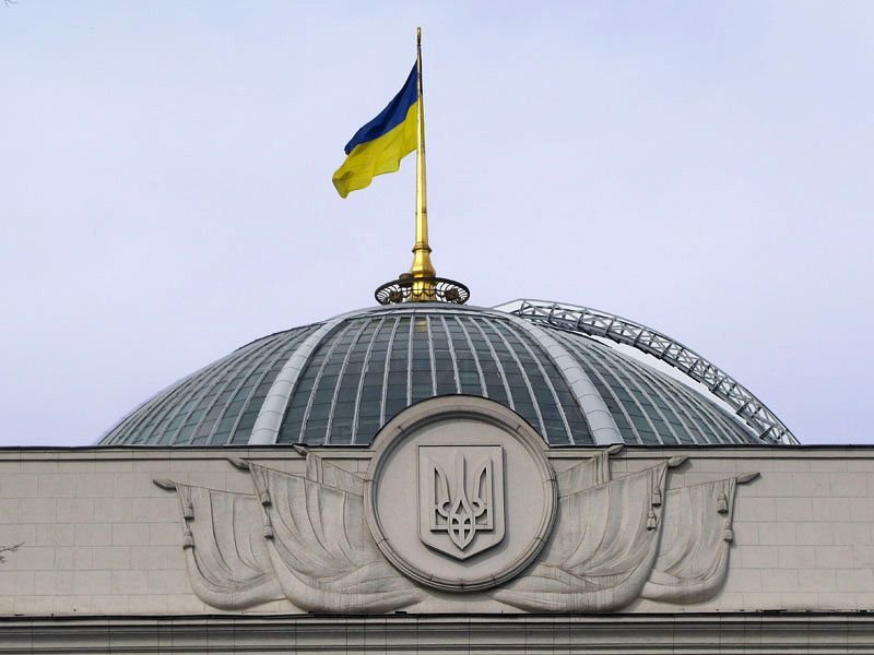 600 человек пикетируют здание Верховной Рады в Киеве
