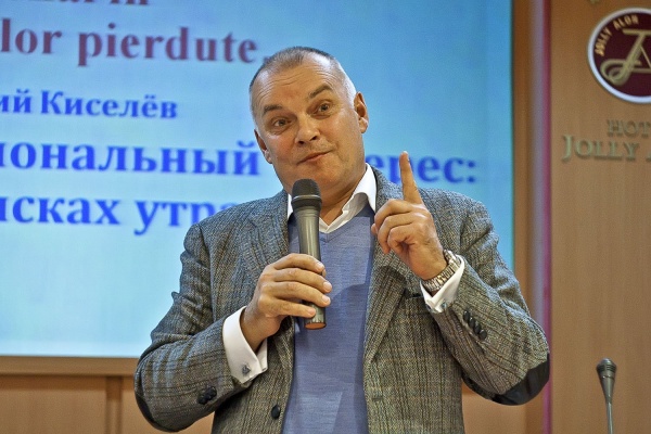 Телеведущий Дмитрий Киселев предложил легализовать однополые союзы в РФ