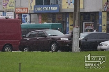 ДТП в Кривом Роге: Водитель ВАЗа въехал в электроопору на кольце 95 квартала