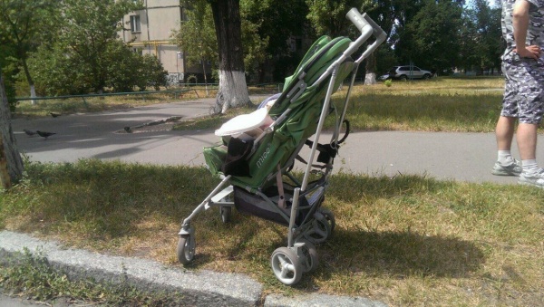 В Киеве иномарка сбила женщину с детской коляской