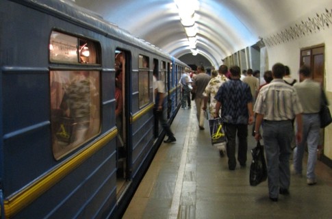 КГГА: с 1 июля льготников не пропустят бесплатно в метро без «Карточки киевлянина»