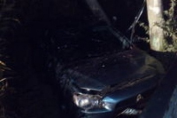 На трассе Евпатория-Симферополь иномарка разбилась о столб: погибшую женщину доставали из-под машины (ФОТО)