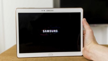 Самолет совершил экстренную посадку из-за загоревшегося планшета Samsung