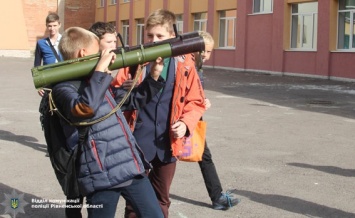 В Ровно ученики целились в школу из гранатомета