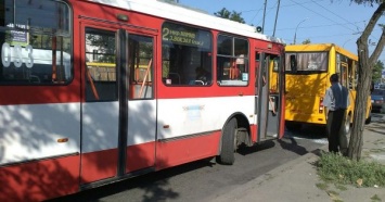 В Николаеве троллейбус врезался в маршрутку с пассажирами: есть пострадавшие