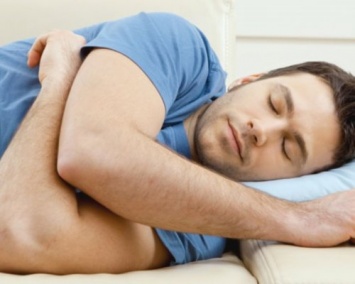 Ученые: Сон на левом боку полезен для здоровья