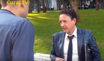 Активист вылил полведра молока на министра финансов Молдавии (видео)