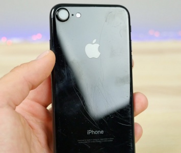 Пользователи массово публикуют в сети фотографии исцарапанных iPhone 7 в цвете «черный оникс»