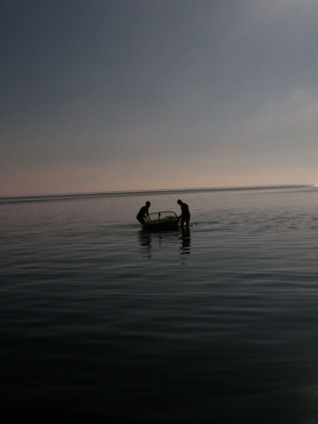 В Днепро-Бугском лимане спасли рыбака, который перевернулся на надувной лодке в воду