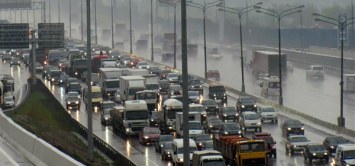 Водителей в Москве призвали быть внимательными из-за дождя