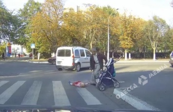 Головой в асфальт: в Измаиле девочка вылетела из коляски на дорогу (видео)