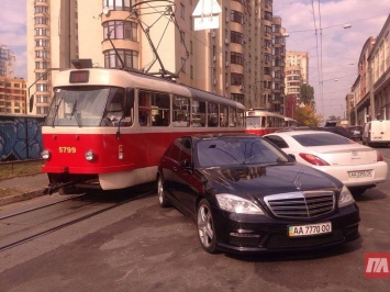 В Киеве "герой парковки" на сорок минут остановил трамваи