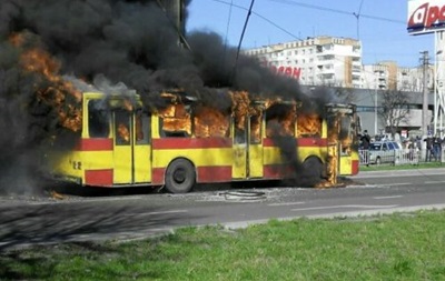 В результате замыкания во Львове сгорел тролейбус