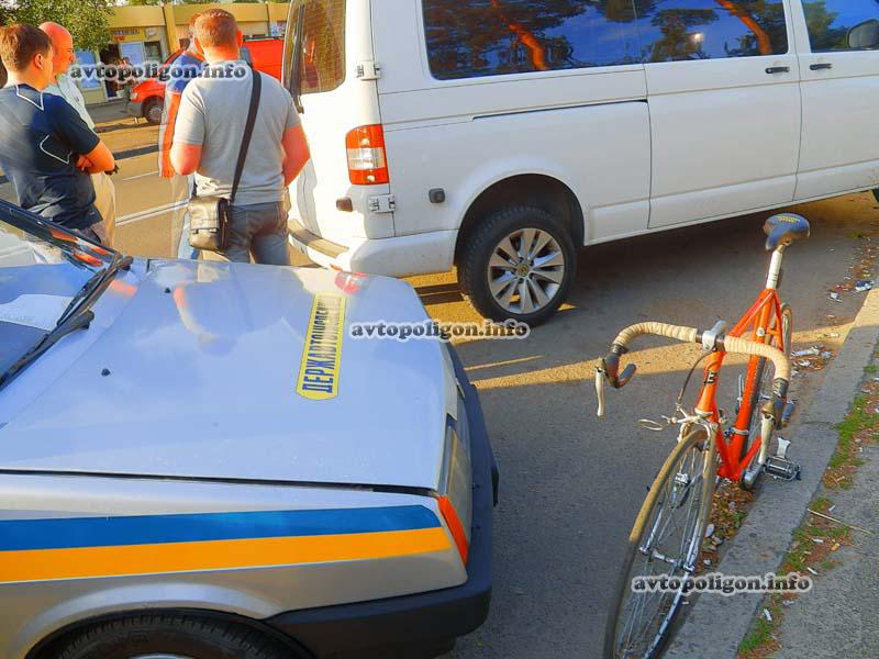 ДТП в Киеве: на Малышко велосипедист протаранил VW Transporter. ФОТО