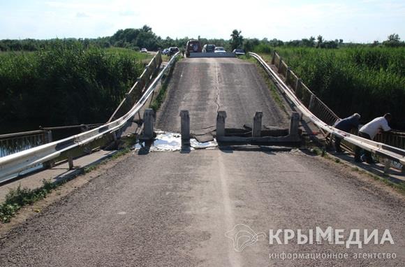 Обрушившийся мост в Джанкойском районе восстановят к 1 ноября (ФОТО)