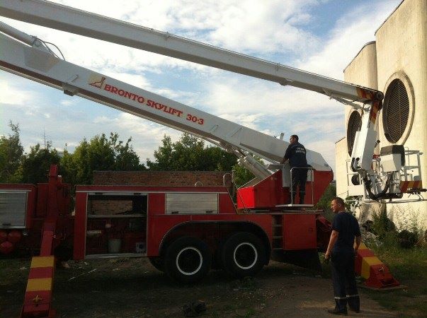 Трое работников сорвались с 10-метровой высоты